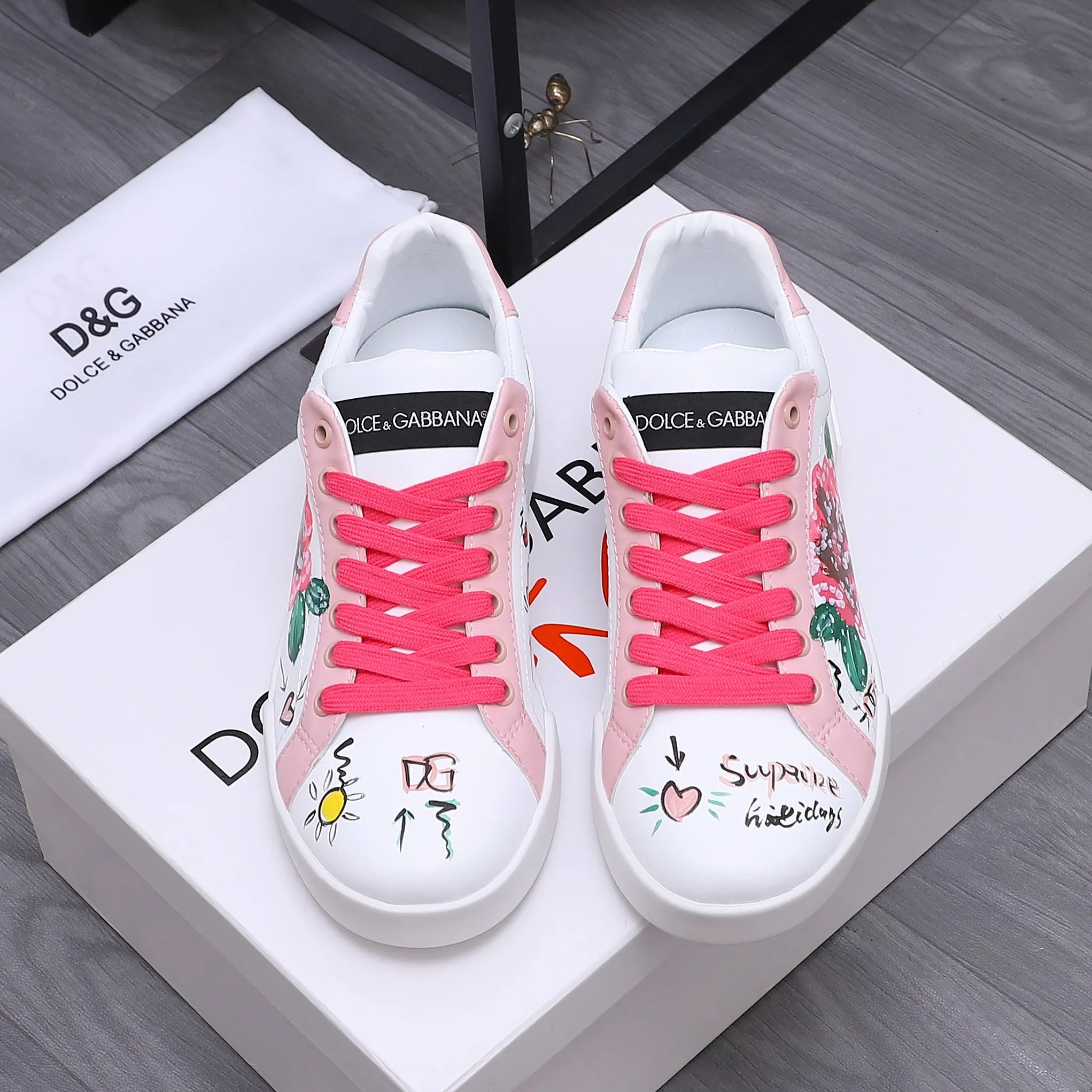 Men's shoes 💰480 Product trademark: DG (Dolce & Gabbana) couple's casual shoes Regular size: 35-46 (45.46 is custom-made and non-refundable) Product materials: Selected graffiti cowhide upper, leather lining, cowhide insole, original outsole